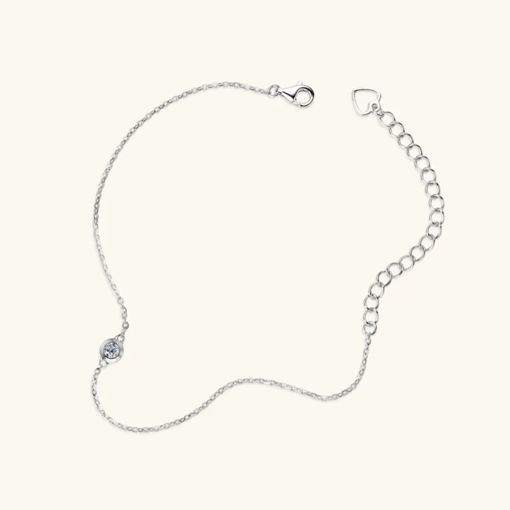Silver bracelet with moissanite