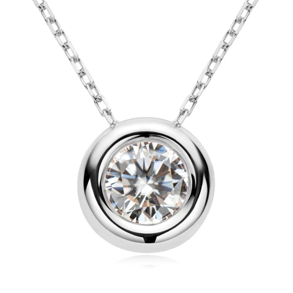 Silver necklace with moissanite 