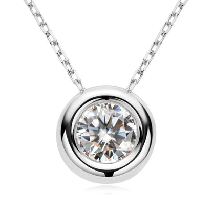 Silver necklace with moissanite 