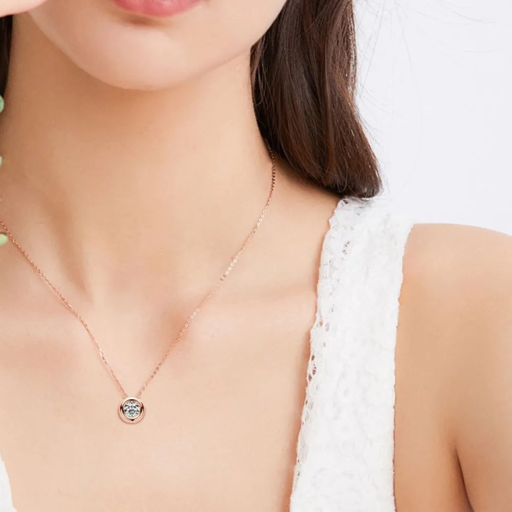 Silver necklace with moissanite 