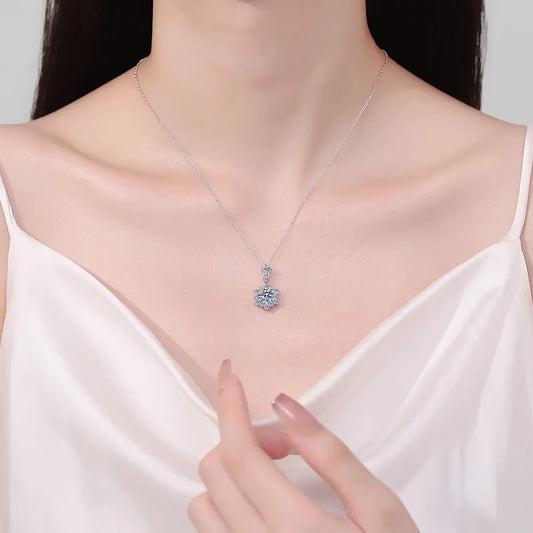 Silver necklace with moissanite