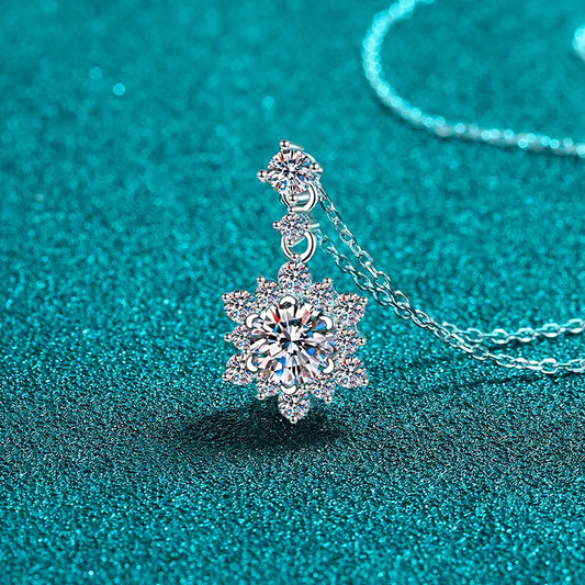 Silver necklace with moissanite