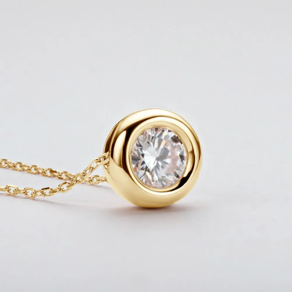 Silver necklace with moissanite 