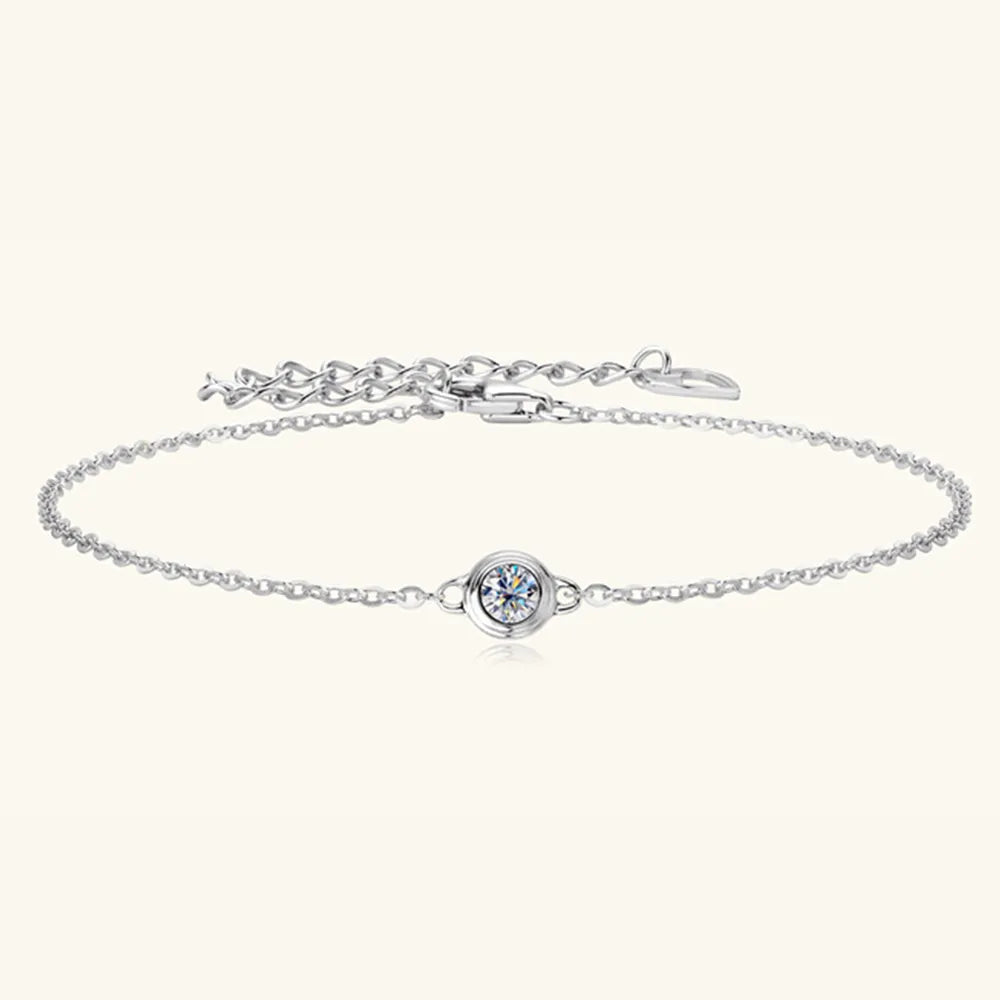 Silver bracelet with moissanite
