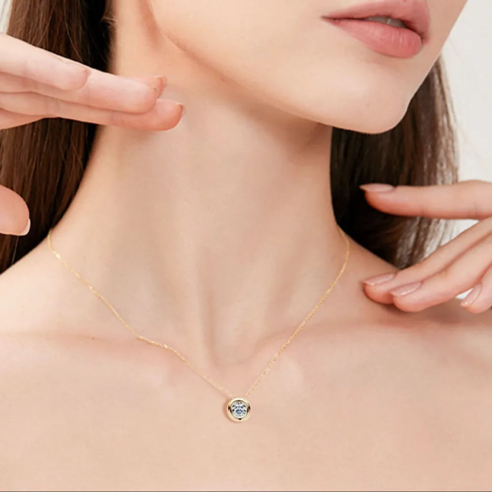 Silver necklace with moissanite 