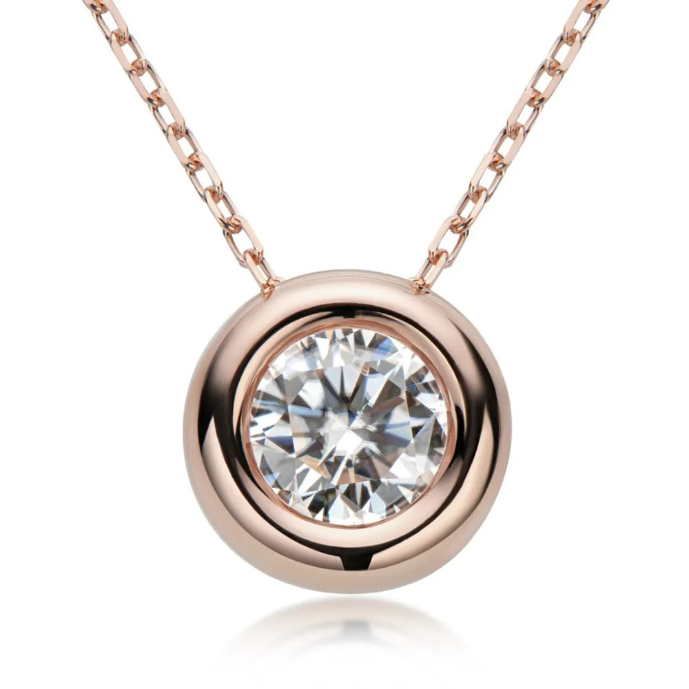 Silver necklace with moissanite 