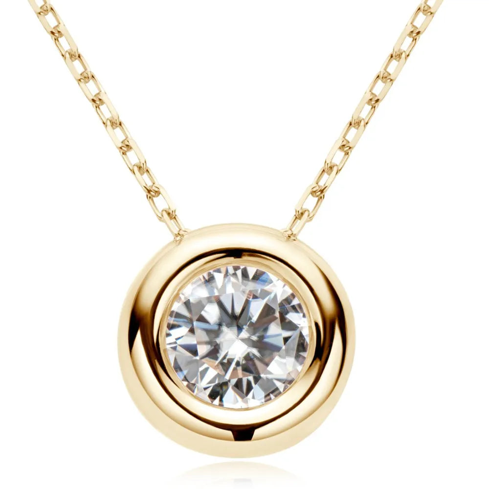 Silver necklace with moissanite 
