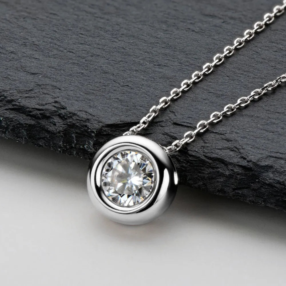 Silver necklace with moissanite 