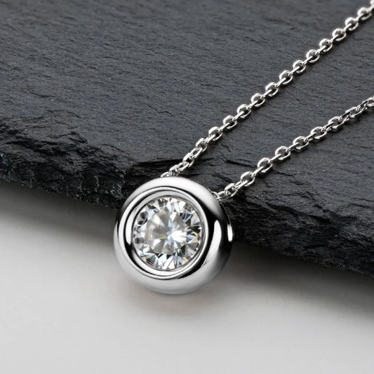 Silver necklace with moissanite 