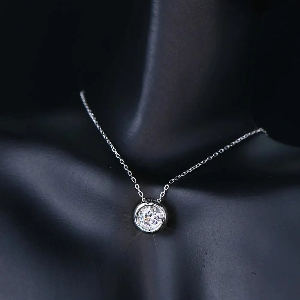 Silver necklace with moissanite 