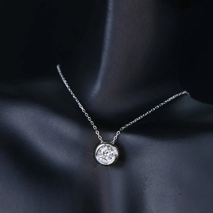 Silver necklace with moissanite 